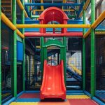 Bezpieczeństwo w salach zabaw: zagrożenia i jak ich unikać