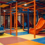 Czym są sale zabaw z obudowanymi urządzeniami?