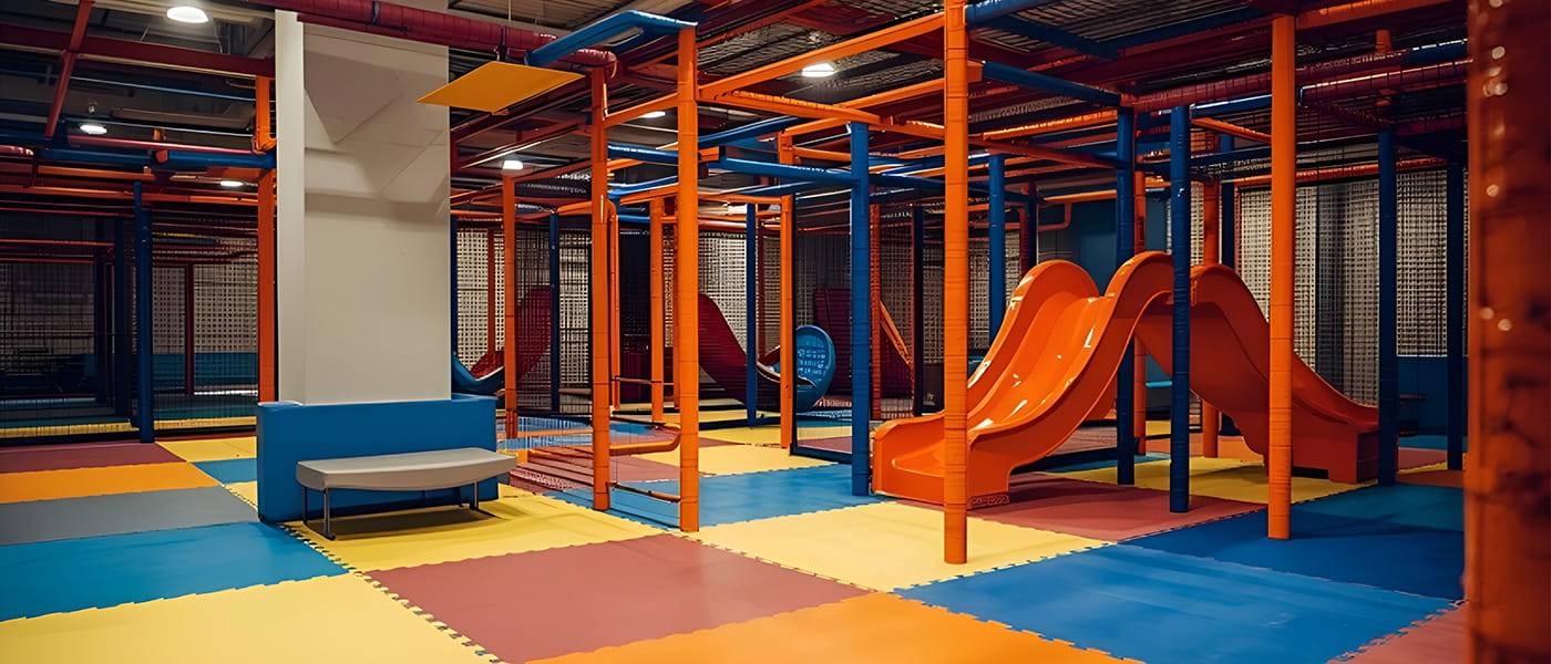 Czym są sale zabaw z obudowanymi urządzeniami?